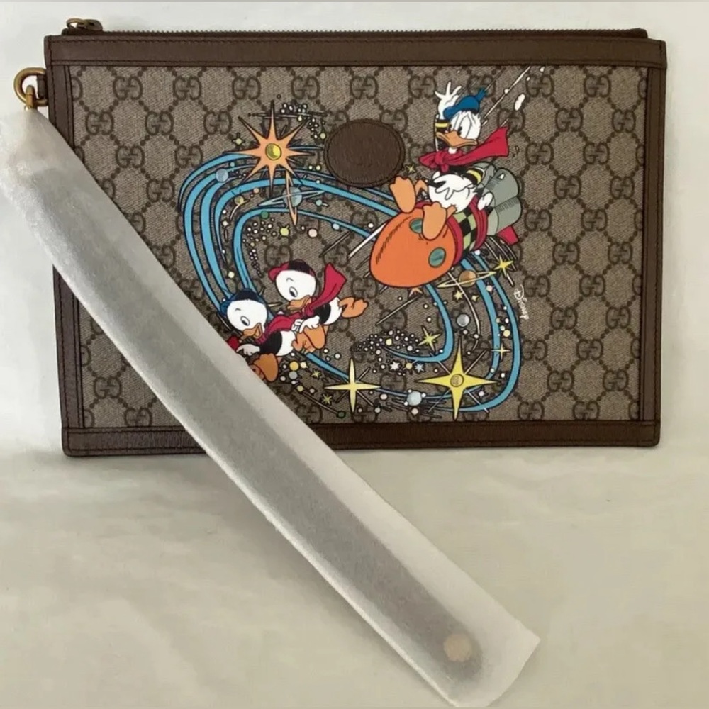 Disney x GUCCI BRAND NEW DONALD DUCK WRISTLET CLUTCH LOGO BAG Retired RARE - Picture 3 of 15